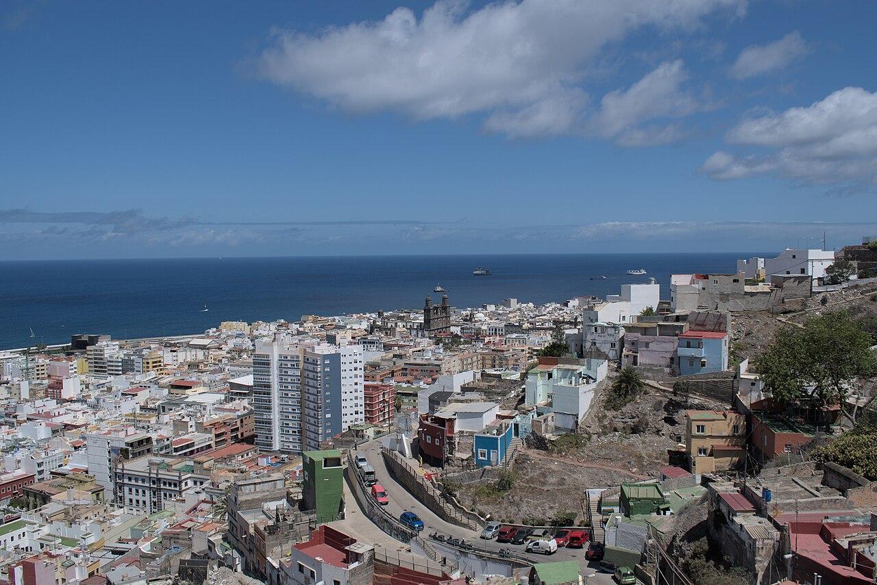 Open-air rooftop smoking terrace at Gran Canaria Airport with runway views