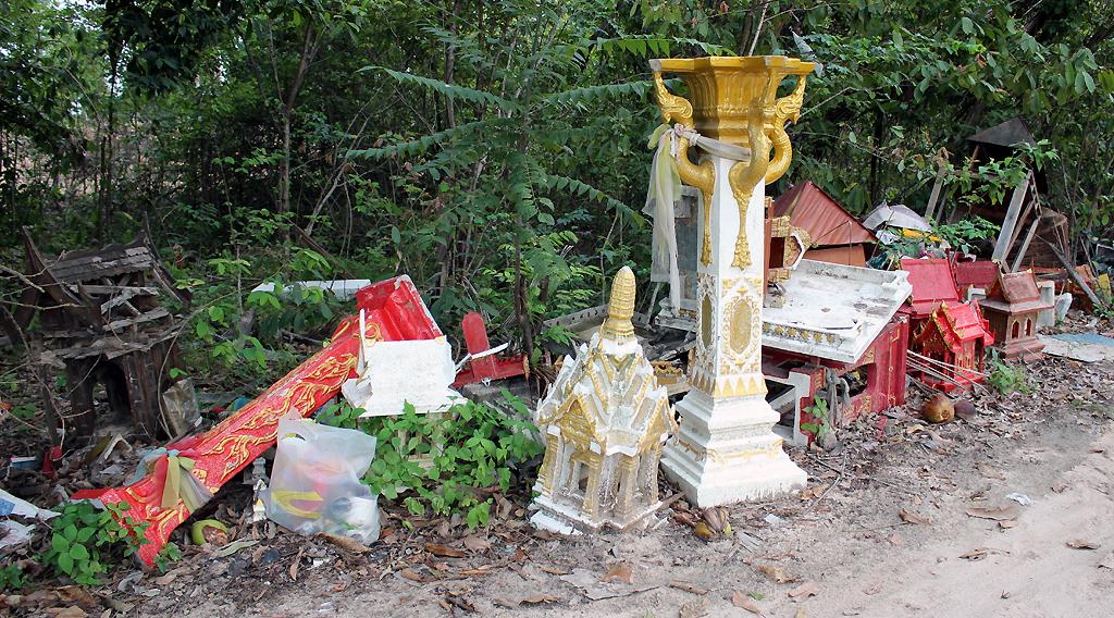 Open-air smoking garden at Koh Samui Airport with thatched shelters and tarmac views